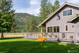 Adjacent 1,200 acres of protected fields and forests with Methow Conservancy, AND miles and miles of rails right out the back door! Mountain bike, Nordic ski or trail run all the way to Winthrop or Mazama!
