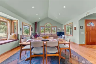 Cheerful open atmosphere! Subdued color, restful and eye-appealing!