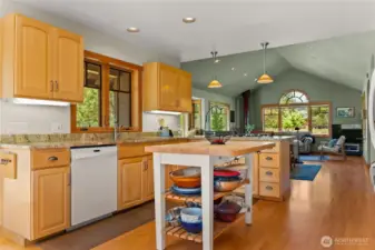 Designed to save steps! Core of the kitchen, the island work counter! Magic aura of hospitality!