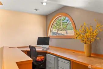Built-in office space with expansive desk top is ideal for many projects. The majestic views will inspire any projects that yo are working on!