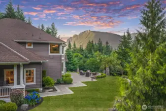 Unforgettable views of Mt. Si and Cascades from nearly every room in the home—nature’s masterpiece on full display.