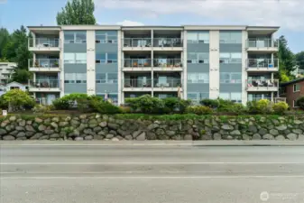 Well-built condominium complex, conveniently located across the street from Alki Beach and the Boardwalk