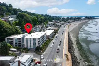Amazing location across from the heart of Alki beach, offering access to the boardwalk and an abundance of restaurants and outdoor activities