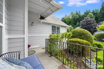 Come and enjoy your favorite outdoor beverage from this darling outdoor nook.
