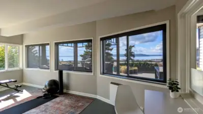 Office / Extra room, also with sweeping views!