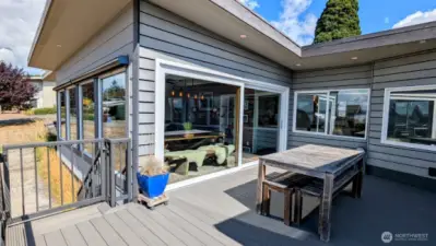 Giant 14' sliding glass door & exterior window shades!