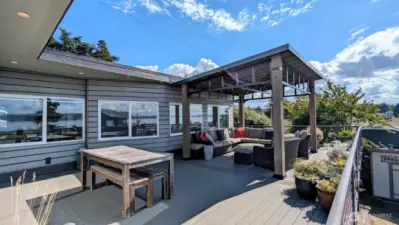 Massive, 465 sqft Deck with Gazebo!