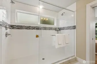 Dual showerheads provide a customizable and invigorating experience. This sought-after feature helps make morning routines effortless and efficient.