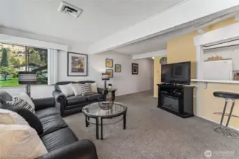 Living room with views of Lake Chelan and sit up bar towards the kitchen.