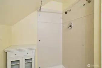 upper level 3/4 bath