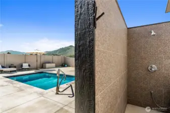 Outdoor tile shower