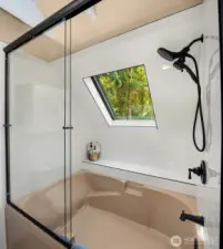 Huge bathtub with view skylight