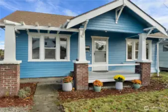 Adorable craftsman with newer roof (2023)