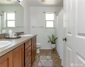 Primary full bath with linen closet
