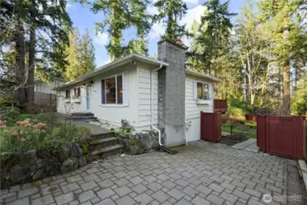 Paver driveway with double gate access to the backyard & boat/RV parking.