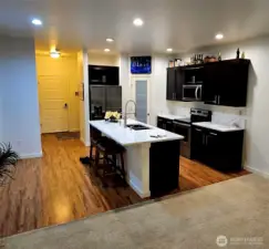 Kitchen w/Breakfast Bar & Walkin Pantry