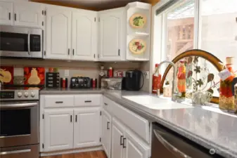 Kitchen W/Corian Countertops