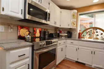 Upgraded Kitchen & Stainless Steel Appls