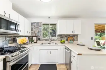 Spacious kitchen with dining bar, double oven and stainless steel appliances