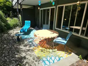 Enjoy the breeze that keeps this lower unit cool.