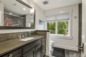 The 4th en-suite bathroom upstairs.