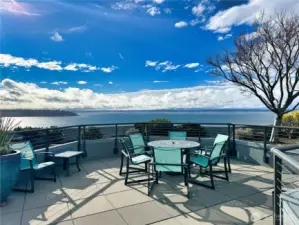 Spectacular 270-degree views from the rooftop garden with BBQ for dining at sunset.