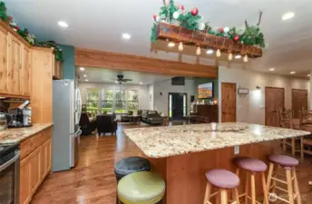 Granite countertops/SS appliances