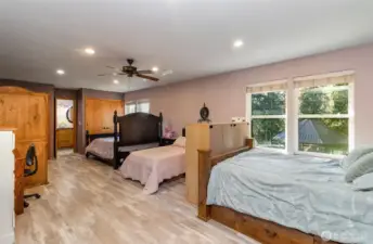 Large 2nd floor bedroom