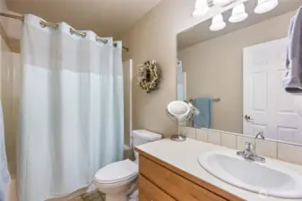 Full bath between bedrooms 2 and 3