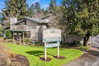 Beautifully Maintained Common Areas & Landscaping