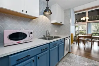 Contemporary Cabinetry & High-End Gas Cooktop