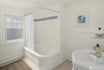 Upstairs full bathroom.