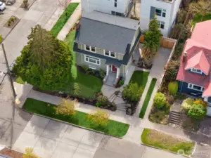 3,500 SF corner lot gets good natural light while retaining privacy.