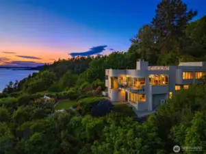 The home contemporary architecture blends straight clean lines to softening curved contours.