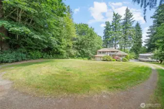 LookiNg for a big yard? Look NO FURTHER!
