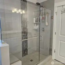 Glass shower with sitting area in the master bathroom
