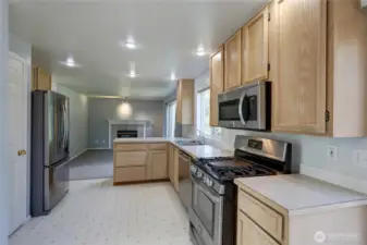 Large kitchen with stainless appliances, Big Pantry, Gas cooking stove/oven