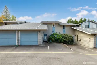 This townhouse-style condo offers the perfect blend of country-quiet living w/city conveniences. Walk score of 76, less than a mile to Alderwood Mall, light rail, bus routes and quick access to I-5!