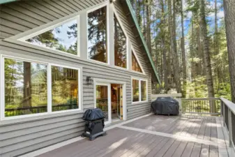 Large deck great for outdoor gatherings!