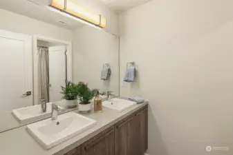 Full family bathroom with dual vanities.