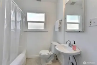 Main floor full bath room