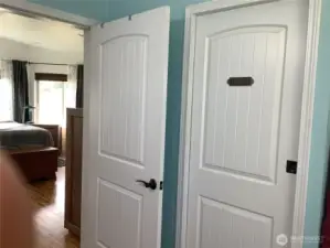 Pocket door to the ‘toilet’