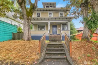 Grand old craftsman in the heart of the city awaits your vision.