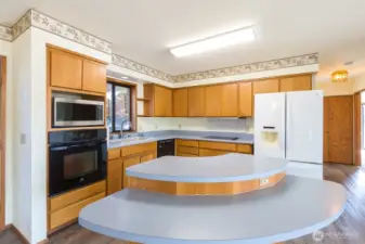 eat-in kitchen