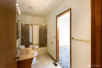 jack and jill bathroom