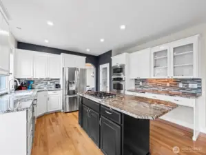 Large kitchen w/ granite counter tops and SS appliances