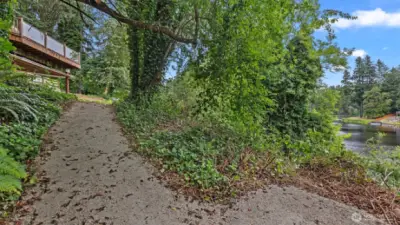 Path to the lake