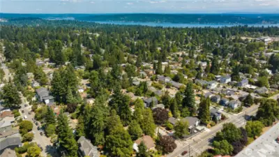 This location is so convenient, minutes to transit, UW, U-Village and Magnusson Park. Easy access to Downtown Seattle.
