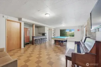 A better view towards the kitchenette.