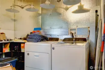 washer/dryer in garage